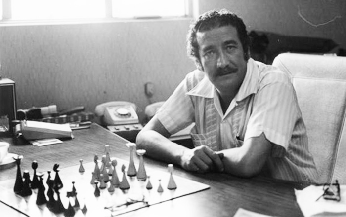 Poeta Jaime Sabines jugando ajedrez